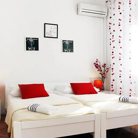 Rooms By The Sea Split - 6973 Гостевой дом Сплит